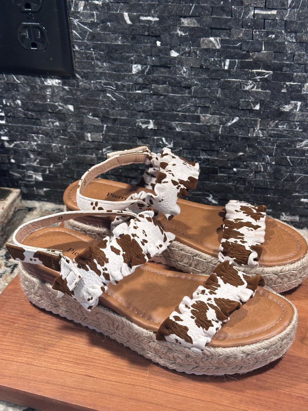 Pierre Dumas Women's Magic 9 Beige Cow Print Sandals Ruffled Size 8